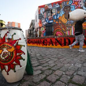 Un hombre carga un tambor el 27 de agosto de 2019, en el barrio Sur de Montevideo (Uruguay). EFE/ Raúl Martínez/Archivo