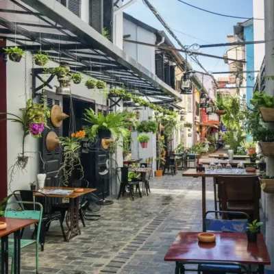callejón-con-los-restaurantes-turísticos-en-la-ciudad-vieja-camboya-de-siem-reap-100147256.jpg