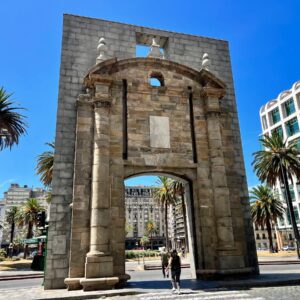 Puerta de la Ciudadela Montevidéu Centro Histórico tour guiado